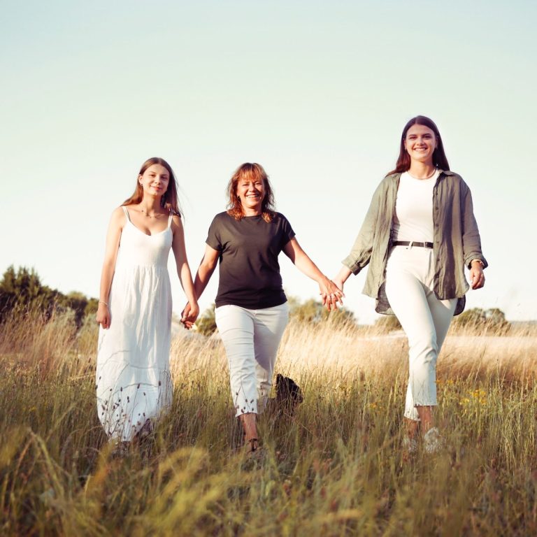Kundenstimmen | Fam. Helbling Shooting | Mama mit Töchtern im Abendlicht