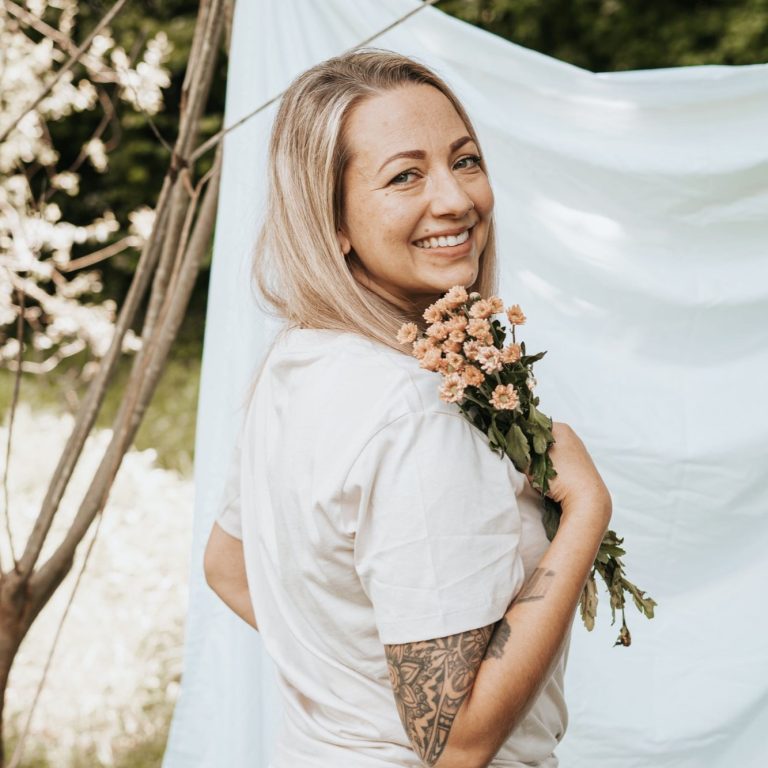 Freiburg | fluments Business-Portrait von Frau mit Blumen